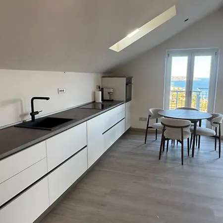 Azure Sea View Apartman *